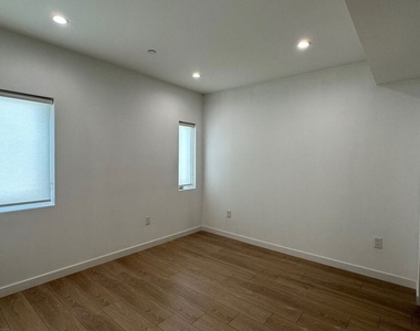 5226 Satsuma Avenue - Photo Thumbnail 19