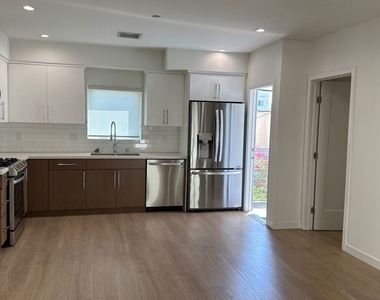 5226 Satsuma Avenue - Photo Thumbnail 4