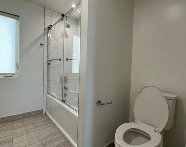 5226 Satsuma Avenue - Photo Thumbnail 16