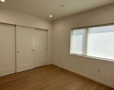 5226 Satsuma Avenue - Photo Thumbnail 22