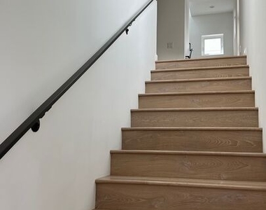 5226 Satsuma Avenue - Photo Thumbnail 2