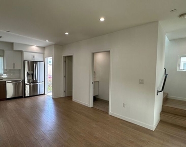 5226 Satsuma Avenue - Photo Thumbnail 3