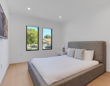 19602 Hamlin Street - Photo Thumbnail 17
