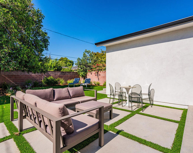19602 Hamlin Street - Photo Thumbnail 4