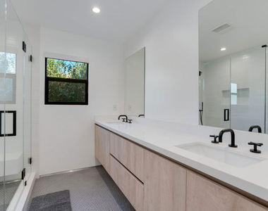 19602 Hamlin Street - Photo Thumbnail 21