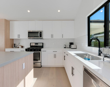 19602 Hamlin Street - Photo Thumbnail 10