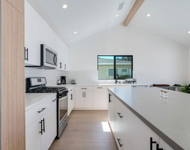 19602 Hamlin Street - Photo Thumbnail 7