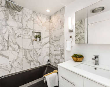7250 Franklin Avenue - Photo Thumbnail 6