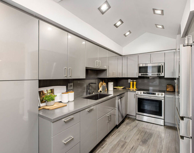 7250 Franklin Avenue - Photo Thumbnail 15