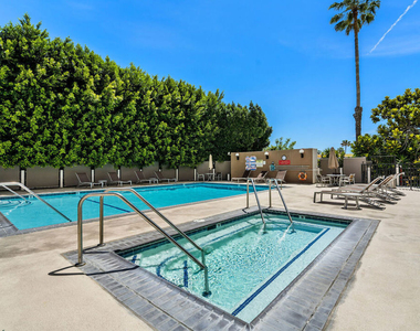 7250 Franklin Avenue - Photo Thumbnail 2