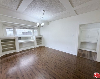 860 W 56th Street - Photo Thumbnail 5