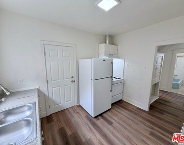 860 W 56th Street - Photo Thumbnail 7