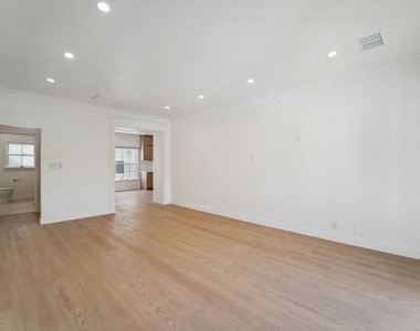 9122 W 3rd Street - Photo Thumbnail 8