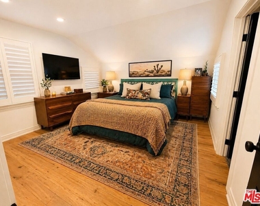 5245 Ventura Canyon Avenue - Photo Thumbnail 11