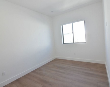 4543 Tujunga Avenue - Photo Thumbnail 6