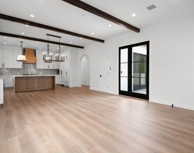 930 Lincoln Boulevard - Photo Thumbnail 4