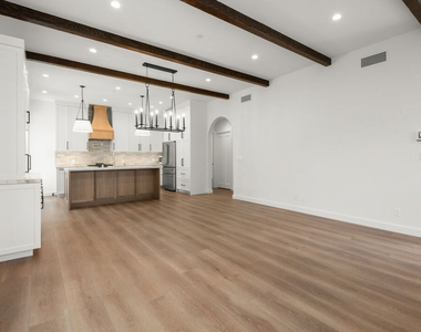 930 Lincoln Boulevard - Photo Thumbnail 2