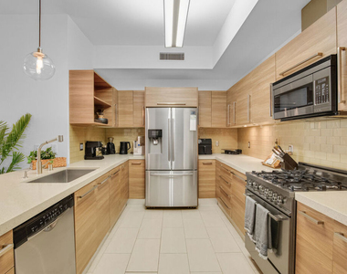 855 N Croft Avenue - Photo Thumbnail 3