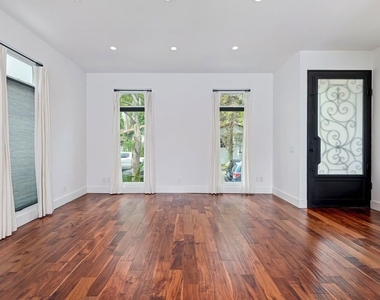 7270 Waring Avenue - Photo Thumbnail 3