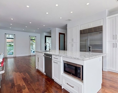7270 Waring Avenue - Photo Thumbnail 12
