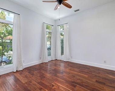 7270 Waring Avenue - Photo Thumbnail 24