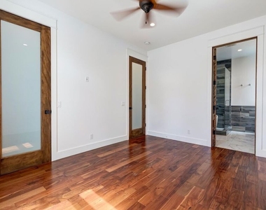 7270 Waring Avenue - Photo Thumbnail 17