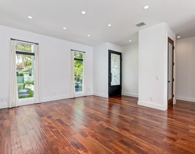7270 Waring Avenue - Photo Thumbnail 4