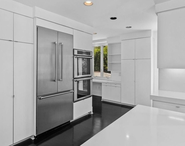 305 S Bedford Drive - Photo Thumbnail 10