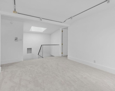 305 S Bedford Drive - Photo Thumbnail 12