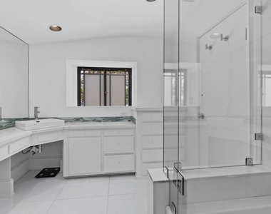 305 S Bedford Drive - Photo Thumbnail 16
