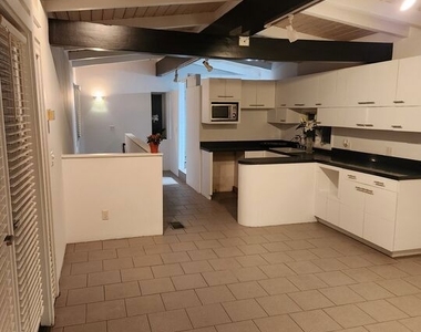 305 S Bedford Drive - Photo Thumbnail 31