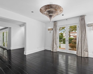 305 S Bedford Drive - Photo Thumbnail 8