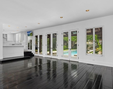 305 S Bedford Drive - Photo Thumbnail 6