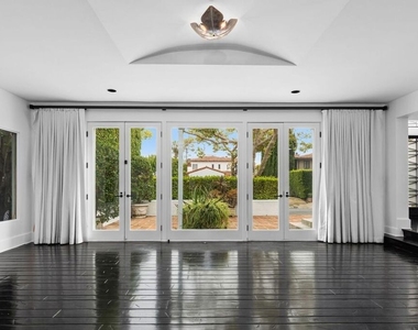 305 S Bedford Drive - Photo Thumbnail 4