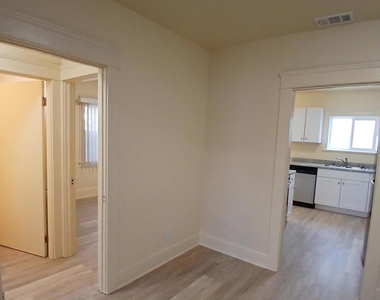 4319 Swift Ave - Photo Thumbnail 2