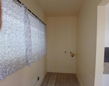 4319 Swift Ave - Photo Thumbnail 8
