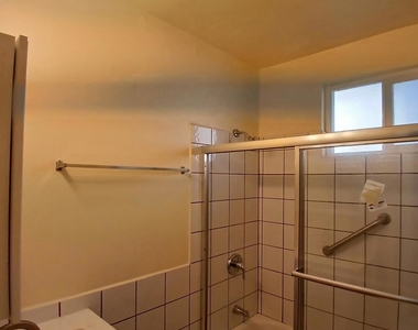 4319 Swift Ave - Photo Thumbnail 6