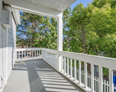 426 Algonquin Drive - Photo Thumbnail 2