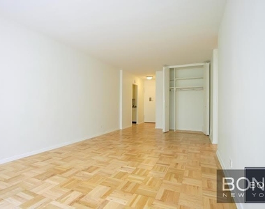 East 49th Street - Photo Thumbnail 4