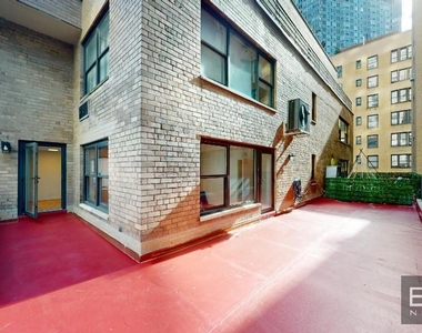 East 55th Street - Photo Thumbnail 3