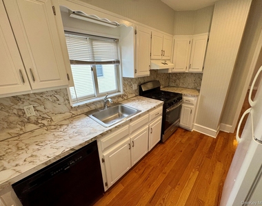121 Lyon Place - Photo Thumbnail 4