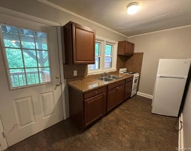 284 Main Street - Photo Thumbnail 5