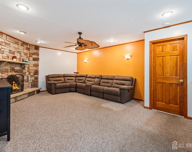 16 London Drive - Photo Thumbnail 10