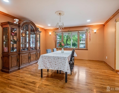 16 London Drive - Photo Thumbnail 6