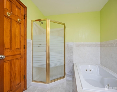 16 London Drive - Photo Thumbnail 17