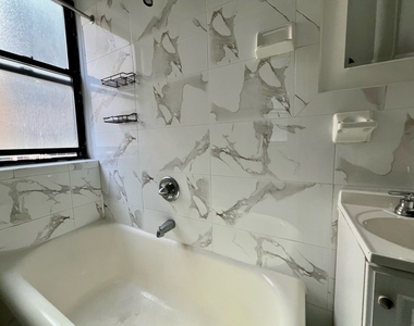 155 E 52nd Street - Photo Thumbnail 2