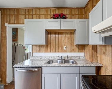 309 N Lawrence Street - Photo Thumbnail 8