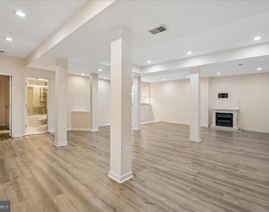 905 Royal Elm Court - Photo Thumbnail 53