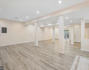 905 Royal Elm Court - Photo Thumbnail 47