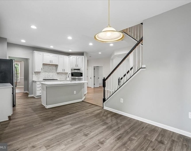 905 Royal Elm Court - Photo Thumbnail 17